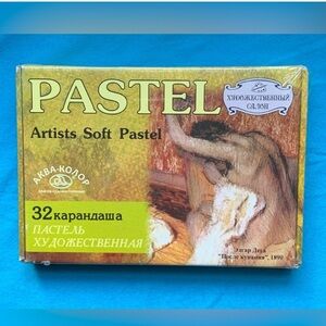 Box of 32 Artists Soft Pastel Pencils Made in Russia